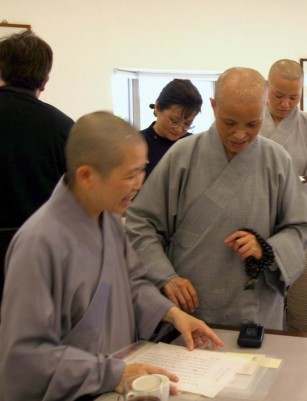 6.20 昭慧法师将导师(建议其至福严精舍教书的)手谕拿给证严法师过目.